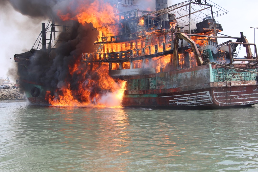 یک کشتی در اسکله صیادی پشت شهر دچار آتش‌سوزی شد/ خودروهای شخصی راه را بر آتش‌نشانی بسته بودند+ عکس