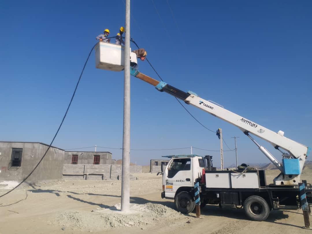 احداث شبکه برق رسانی شهرک شهید سلیمانی روستای زاج و داربست جاسک