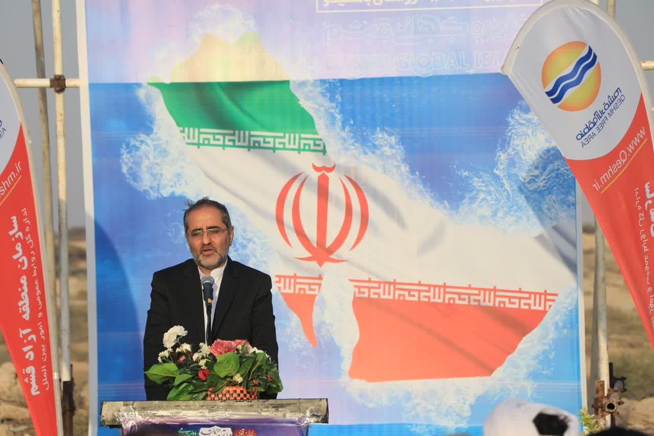 اهتزاز پرچم جمهوری اسلامی در غربی‌ترین نقطه جزیره قشم