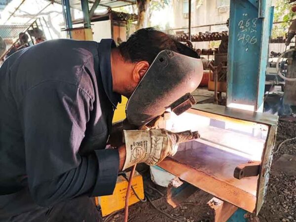 ساخت و بازسازی ۱۲۰۰ قطعه تخصصی در نیروگاه بندرعباس