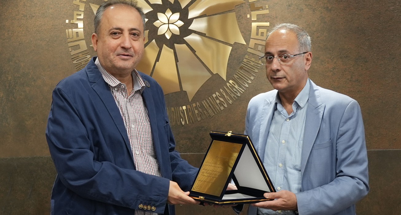تقدیر رییس دانشکده داروسازی و علوم دارویی هرمزگان از ریاست اتاق بازرگانی هرمزگان