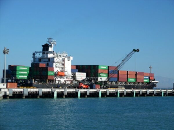 صادرات و صادرات مجدد ۱۵۵ میلیون دلار کالا در چهار ماهه امسال
