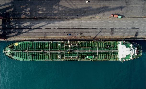 پهلوگیری کشتی حامل ۶۶ هزار تن روغن در بندر شهید رجایی