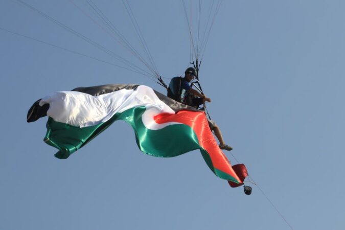 اهتزاز پرچم فلسطین بر فراز آب های خلیج فارس توسط پاراگلایدرسواران قشم