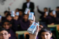 توزیع شیر رایگان در بین دانش‌آموزان ابتدایی بام ایران
