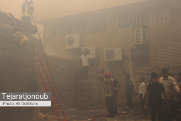 آتش سوزی در محل انباشت ضایعات در بازار بندرعباس مهار شد + عکس