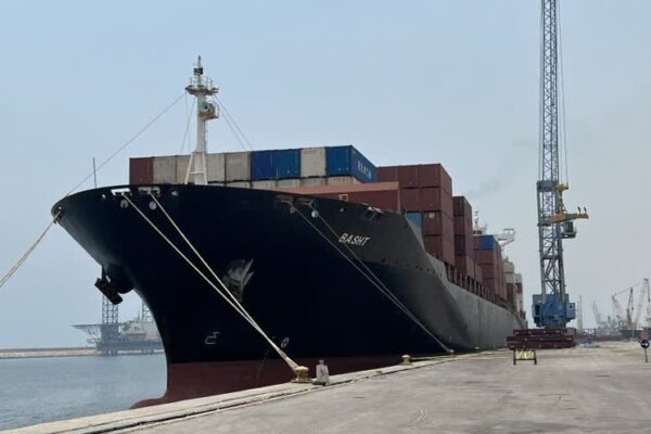 پهلودهی یکی از بزرگ‌ترین کشتی‌های کانتینری جمهوری اسلامی ایران در عسلویه