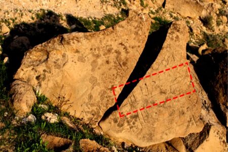 کتیبه قاجاری در «کهتویه» بستک هرمزگان کشف شد