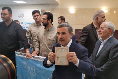حضور احمدی نژاد برای کاندیداتوری ریاست جمهوری در وزارت کشور