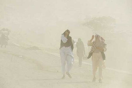 طوفان گرد و خاک در سیستان ۶۰۰ را راهی بیمارستان کرد