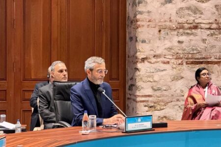 حضور علی باقری در نشست فوق‌العاده شورای وزیران دی۸