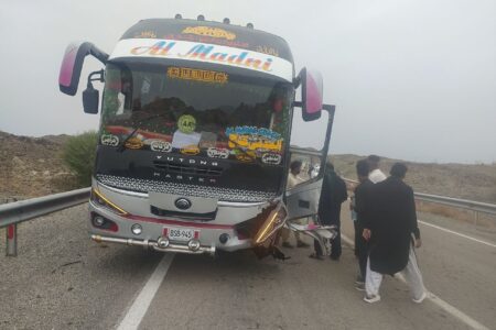 حادثه برخورد خودرو سواری با اتوبوس زائران ۵۳ مصدوم برجای گذاشت