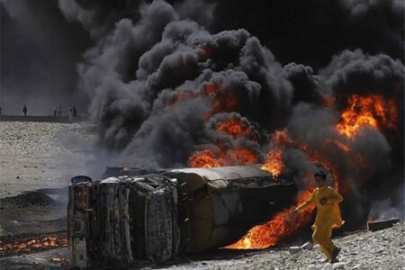 واژگونی و آتش‌سوزی یک تانکر جاده بیرجند – قاین را مسدود کرد