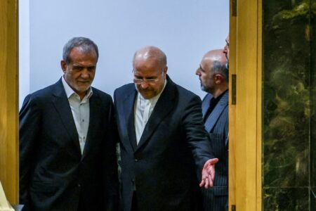 پزشکیان برای دفاع از وزیر اقتصاد وارد مجلس شد