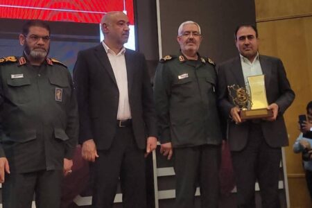 اعطای نشان اقتصاد مقاومتی به غلامحسین رمضان‌پور در نخستین جشنواره ملی نشان اقتصاد مقاومتی