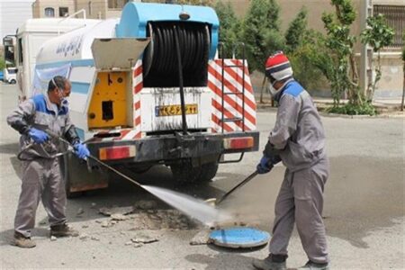 سم‌پاشی گسترده در شبکه فاضلاب استان مرکزی با هدف کاهش حشرات