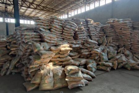کشف ۲۵ تن برنج احتکار شده در انبار فروشگاه زنجیره‌ای در قزوین