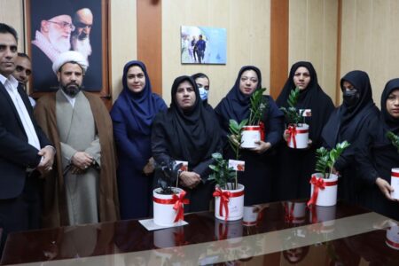 تجلیل از بانوان شاغل در آرامستان بندرعباس توسط رئیس شورای اسلامی شهر بندرعباس