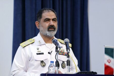 دریادار ایرانی: به‌زودی سلاحی رونمایی می‌کنیم که دشمن از آن وحشت کند