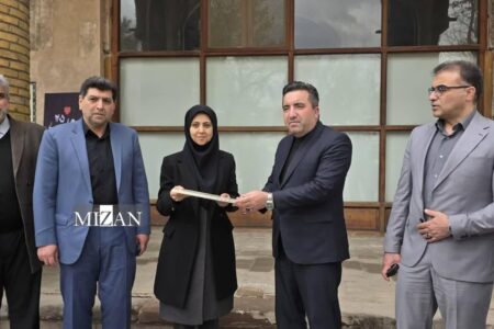 سند تک‌برگ کاخ چهلستون در مجموعه دولتخانه صفوی به سرپرست میراث فرهنگی قزوین اهدا شد