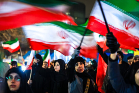 «با پرچم ایران و پیمان با شهدا»؛ برگزاری مراسم یادواره شهدای محله‌الشهداء بندرعباس در آستانه ماه محرم
