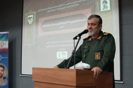 مداحان و شاعران پرچمداران جهاد تبیین و حافظان وحدت ملی هستند