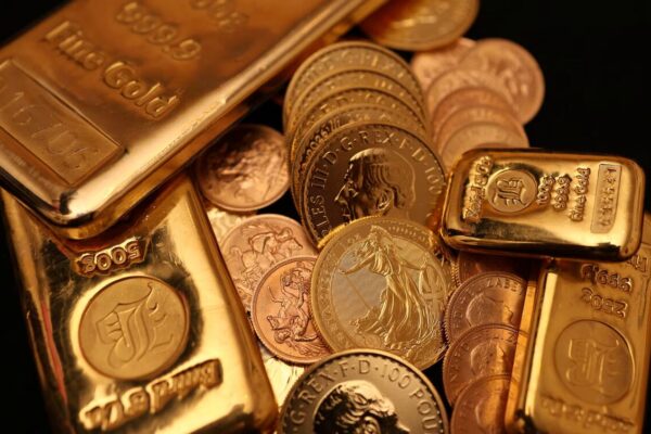 کاهش قیمت جهانی طلا هم‌زمان با صعود قیمت نفت به بالای ۱۰۰ دلار