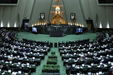 پیگیری طرح‌های دوفوریتی درباره آمریکا، تنگه هرمز و خروج از NPT در خانه ملت