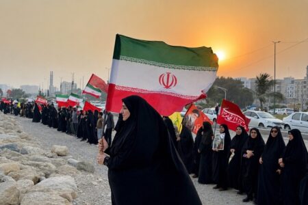 زنجیره انسانی مردم بندرعباس در حمایت از ایران و محکومیت تجاوز دشمن