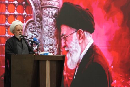 وحدت حول محور رهبری ضامن بقای کشور است/ هزینه تسلیم به مراتب بیشتر از مقاومت است