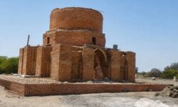 تداوم مرمت گنبد سرخ هرمزگان؛ سرمایهگذاری در حفاظت از میراث و رونق اقتصاد گردشگری