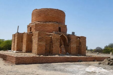 تداوم مرمت گنبد سرخ هرمزگان؛ سرمایهگذاری در حفاظت از میراث و رونق اقتصاد گردشگری
