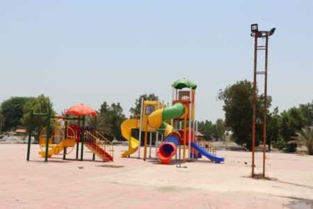 نصب ست‌های بازی کودکان در بوستان حضرت رقیه (س) با حمایت خیرین و اجرای سازمان آرامستان بندرعباس