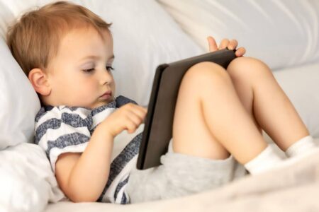 استفاده از صفحهنمایش در سنین ۱ و ۶ سالگی؛ تأثیری پایدار بر یادگیری و حافظه