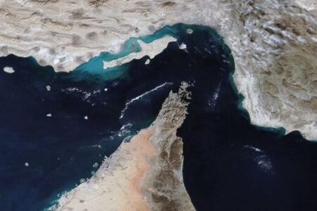 مرکز دریایی انگلیس از اصابت پرتابه ناشناس به یک نفتکش در تنگه هرمز خبر داد