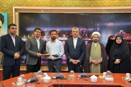 جوانی در قاب هنر؛ تجلیل از مرتضی استادزاده، جوان برتر بندرعباس در حوزه فرهنگ و هنر