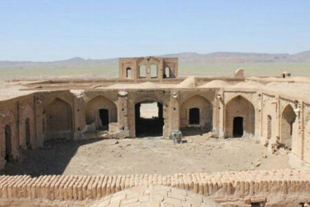 آغاز فاز دوم عملیات مرمت کاروانسرای تاریخی مجدالممالک دولت‌آباد شهرستان فراهان